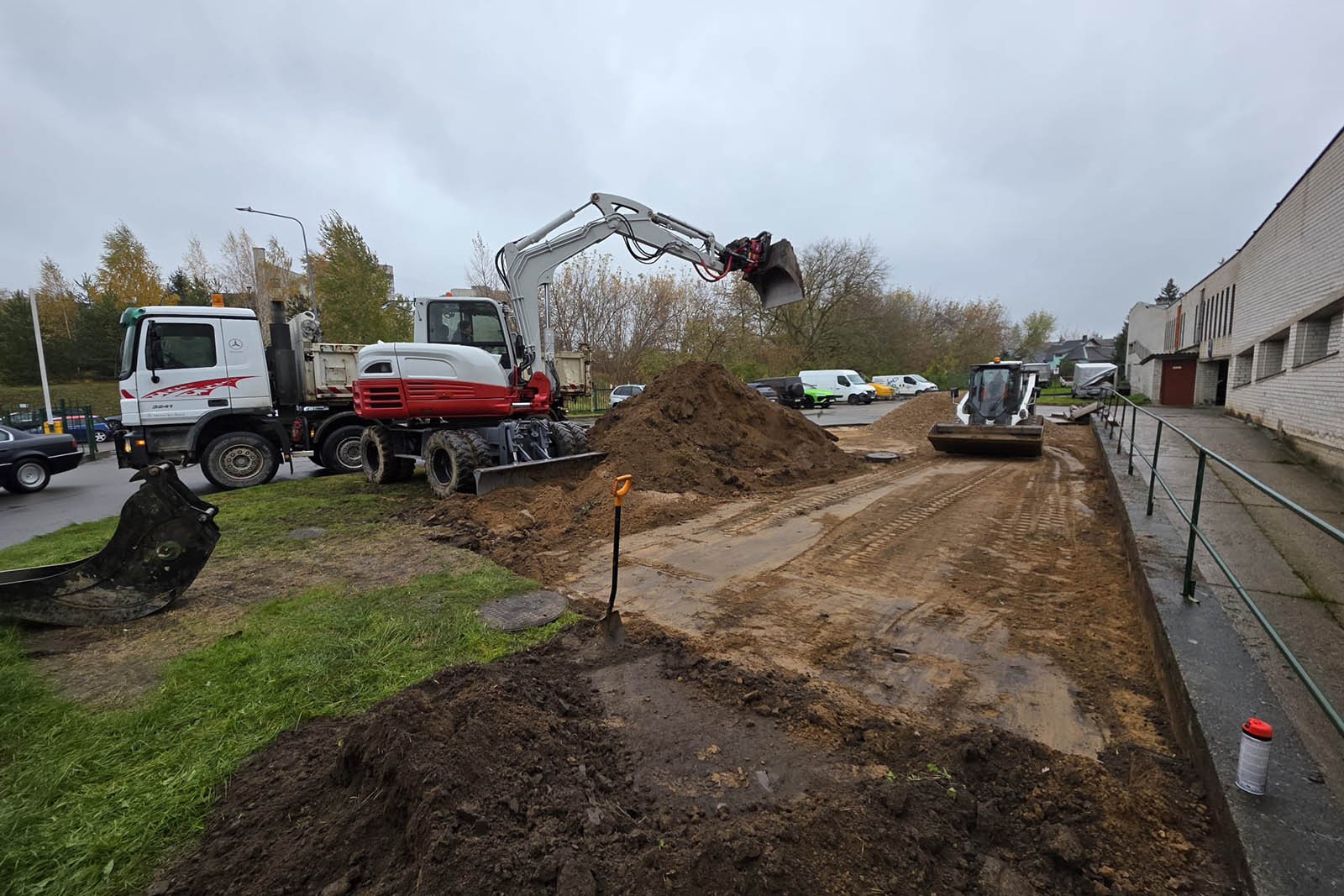 Žemės kasimas pagrindų įrengimui-003z